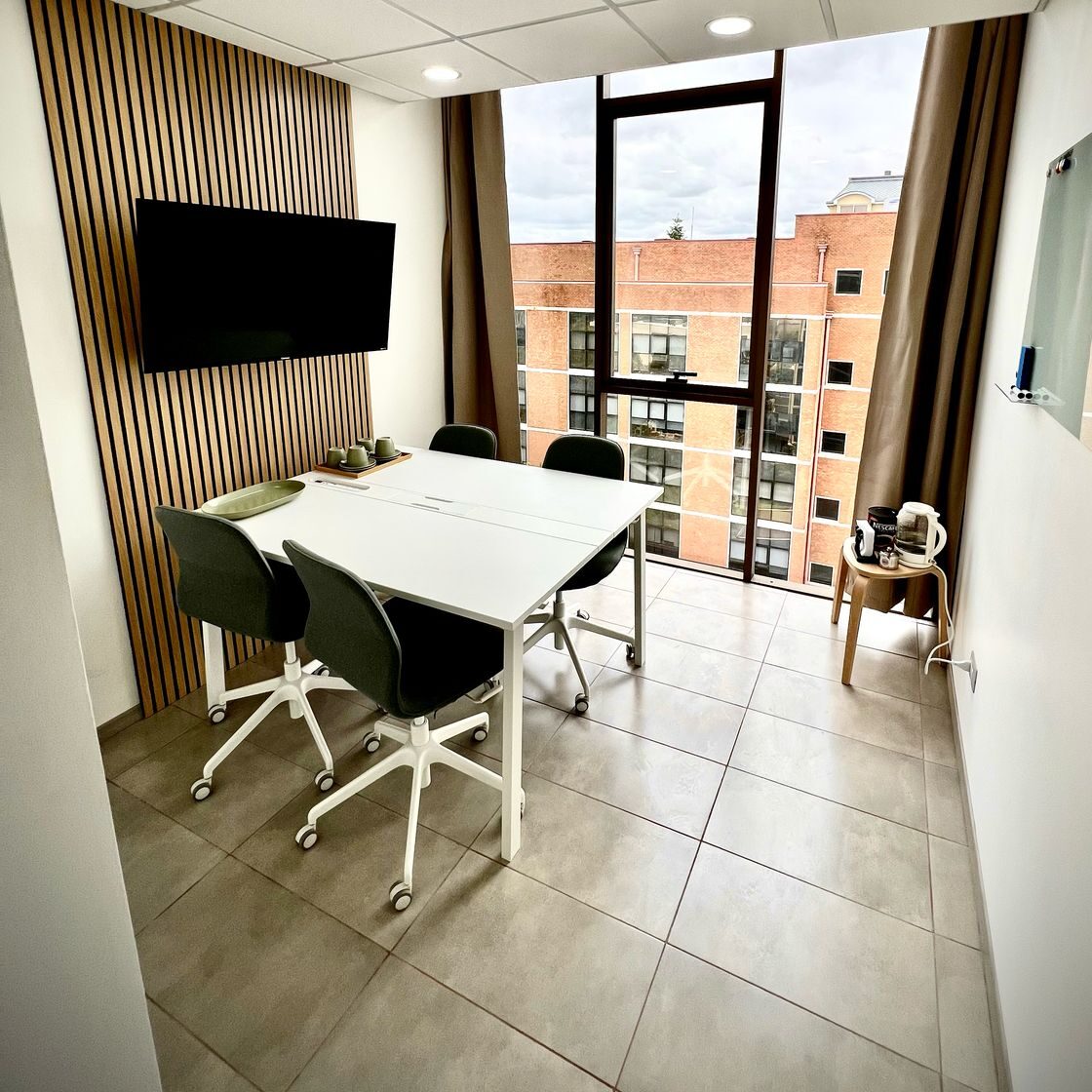 Espacio de coworking moderno y profesional en Los Ángeles, Chile